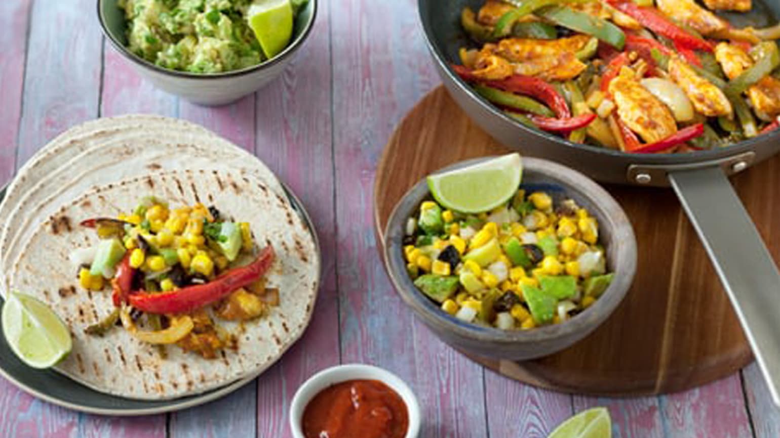 Klassiske kylling-fajitas med mais, avokado og koriandersalsa